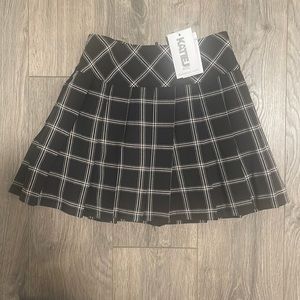 Pleated black and white skirt